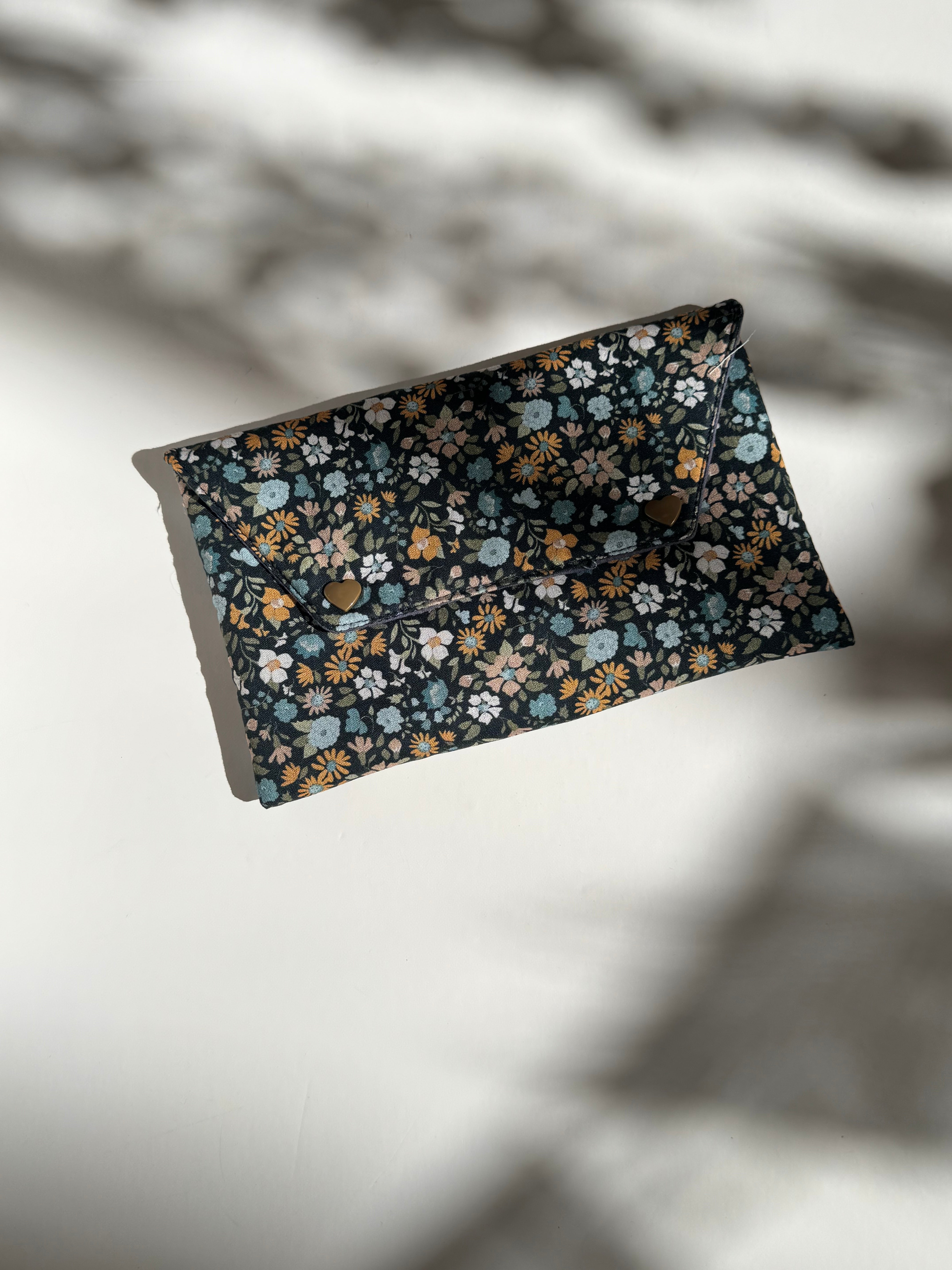 Mini pouch-λουλουδάκια μαύρο φόντο