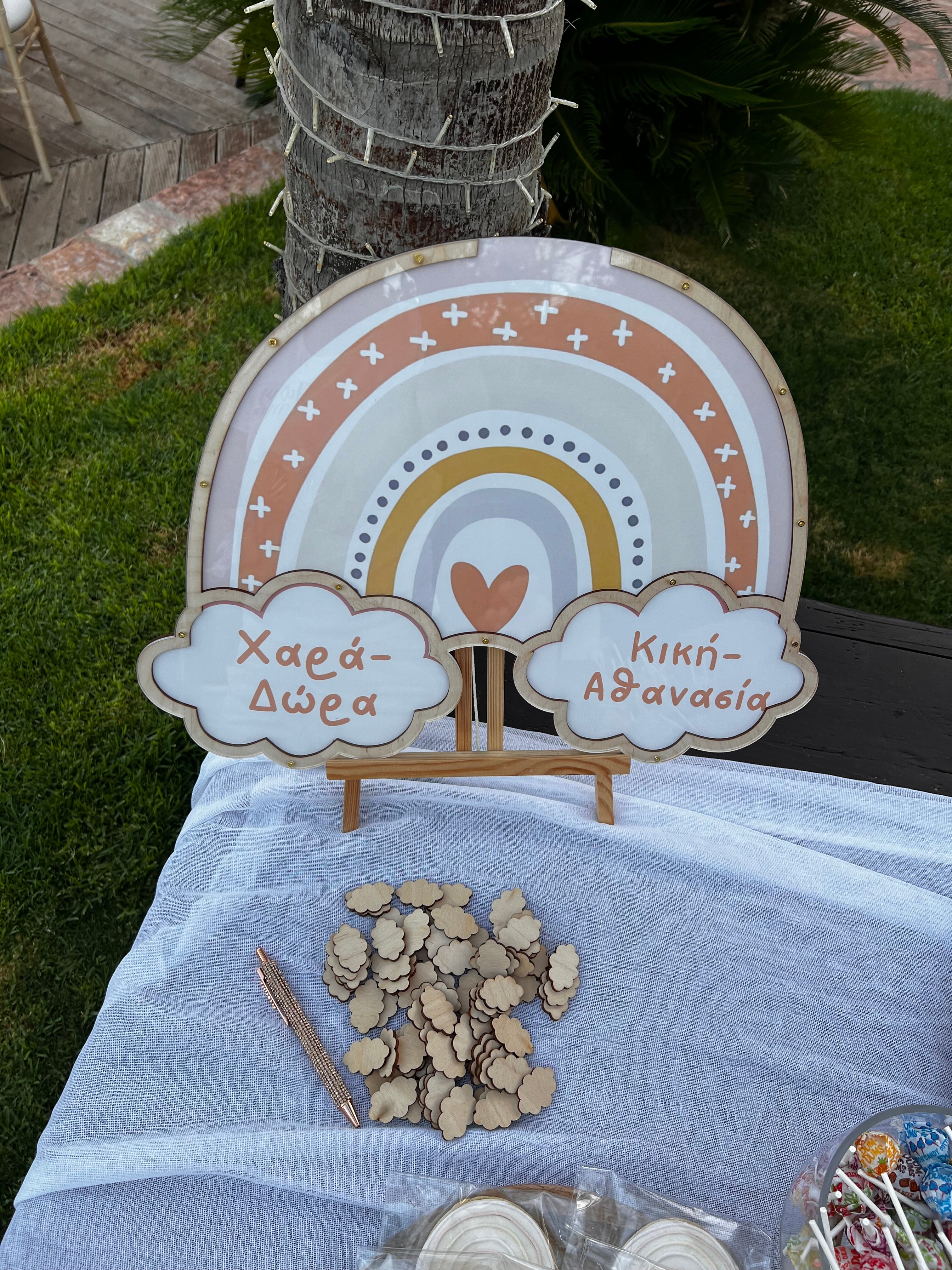 Στολισμός με θέμα το ουράνιο τόξο, σε κτήμα.